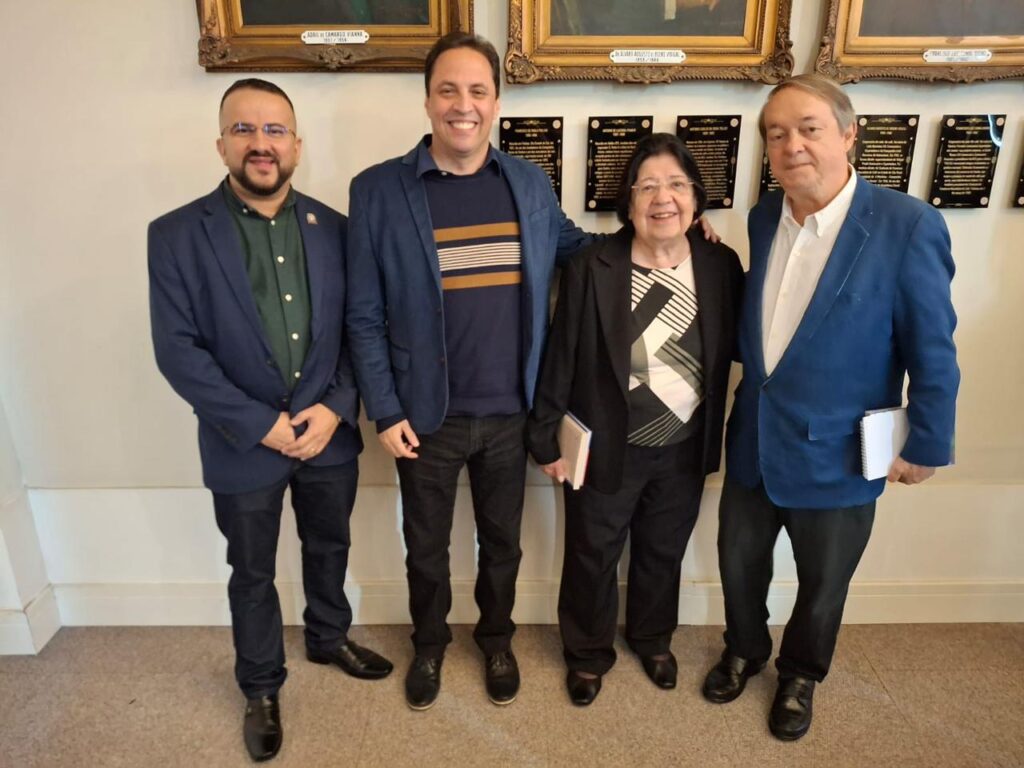 Representantes posam para foto institucional durante o Summit em Gestão de Saúde do Litoral Paulista.