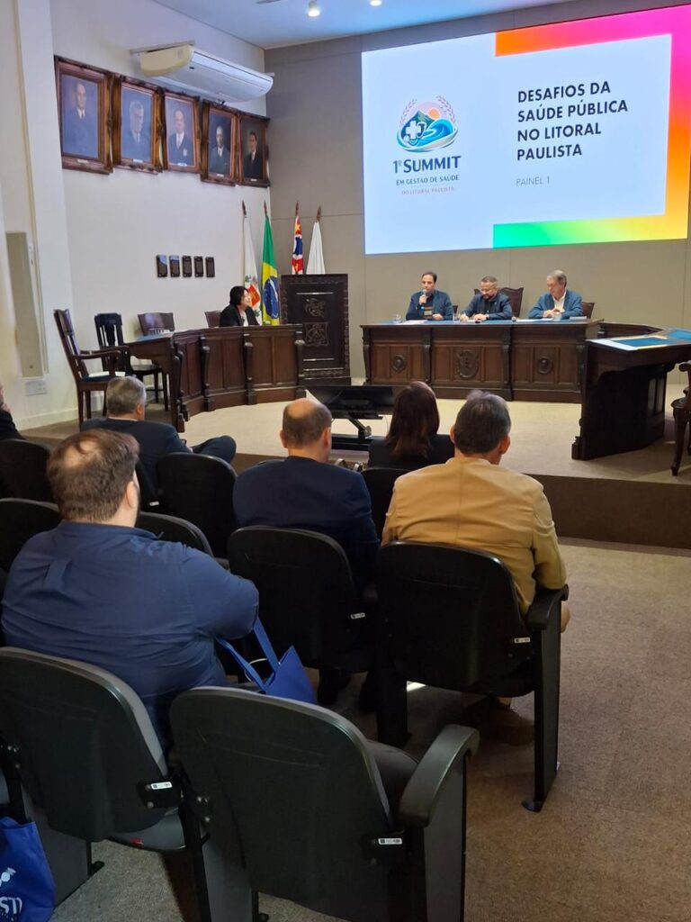 Público acompanha painel sobre desafios da saúde pública no litoral paulista.